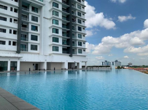 The Raffles Suites, Wooden Beige Suite by HomestayJB